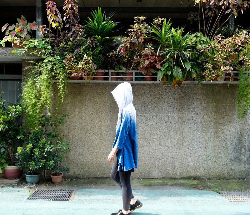 I . A . N Design 浅灰连帽口袋版型外套 渐层蓝染 有机棉 Organic Cotton - 女装上衣 - 棉．麻 蓝色