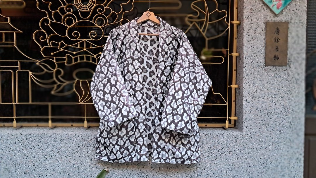 AMIN'S SHINY WORLD 银雪白雪豹满版提花 KIMONO - 女装休闲/机能外套 - 棉 银色