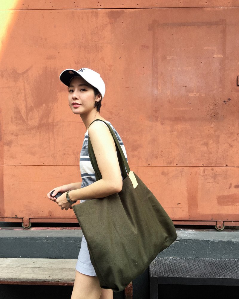 Oversized tag tote bag Olive Green waterproof - 侧背包/斜挎包 - 防水材质 绿色