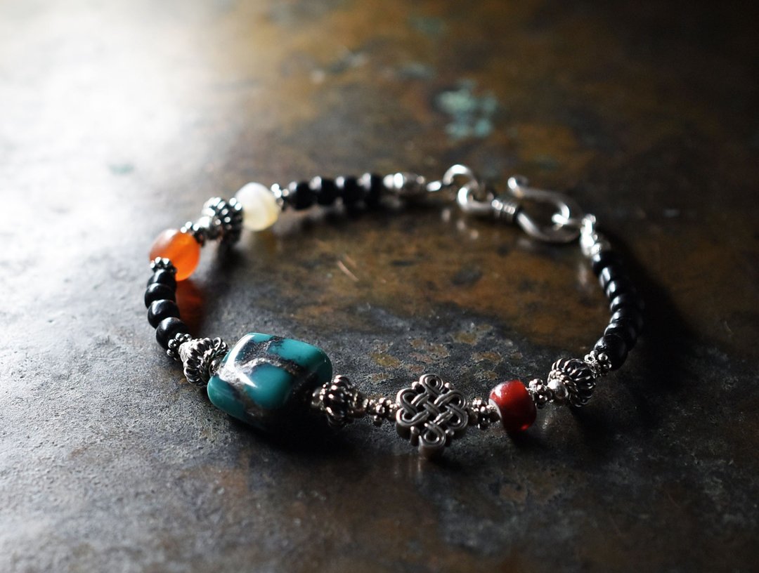 old Tibetan turquoise and endless knots, gold red white hearts, ancient agate, mizoram carnelian, jet black bead bracelet - 手链/手环 - 宝石 黑色