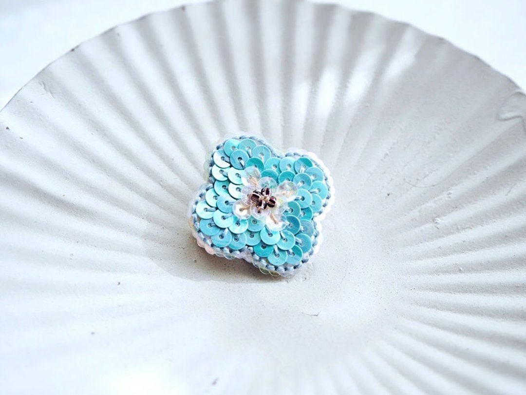 [Embroidery] Flower brooch light blue - 胸针 - 绣线 蓝色