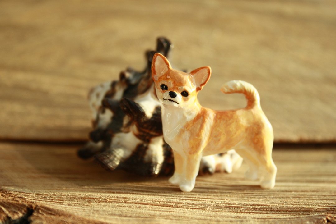 Chihuahua figurine - brooch or dog show ring clip/number holder - 胸针 - 塑料 