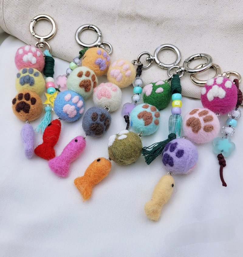 佩宁手作│一串猫掌球│羊毛毡.吊饰.包包挂件.钥匙圈│ - 吊饰 - 羊毛 