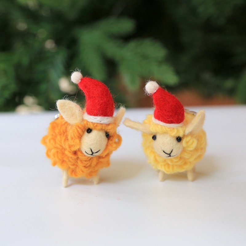 羊毛毡钥匙圈－彩色卷卷羊戴圣诞帽/芥茉黄 - 吊饰 - 羊毛 橘色