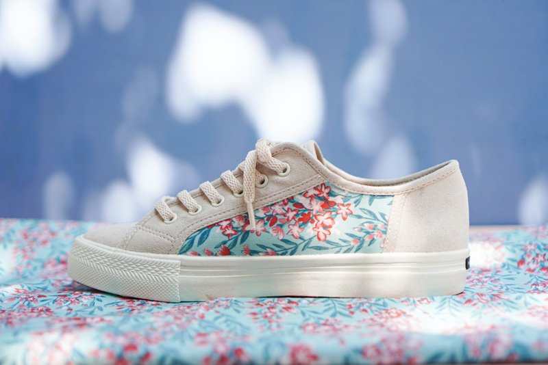 旅行女孩【脚踏车日】鸢尾蝶 麂皮绒 - 女款休闲鞋 - 棉．麻 卡其色