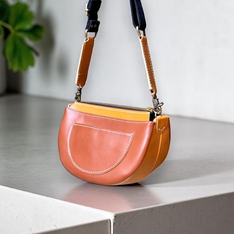 手工植鞣斜背河豚包 - 手感棕 / 平纹棕 (礼物 情人节 圣诞礼物) - 侧背包/斜挎包 - 真皮 橘色