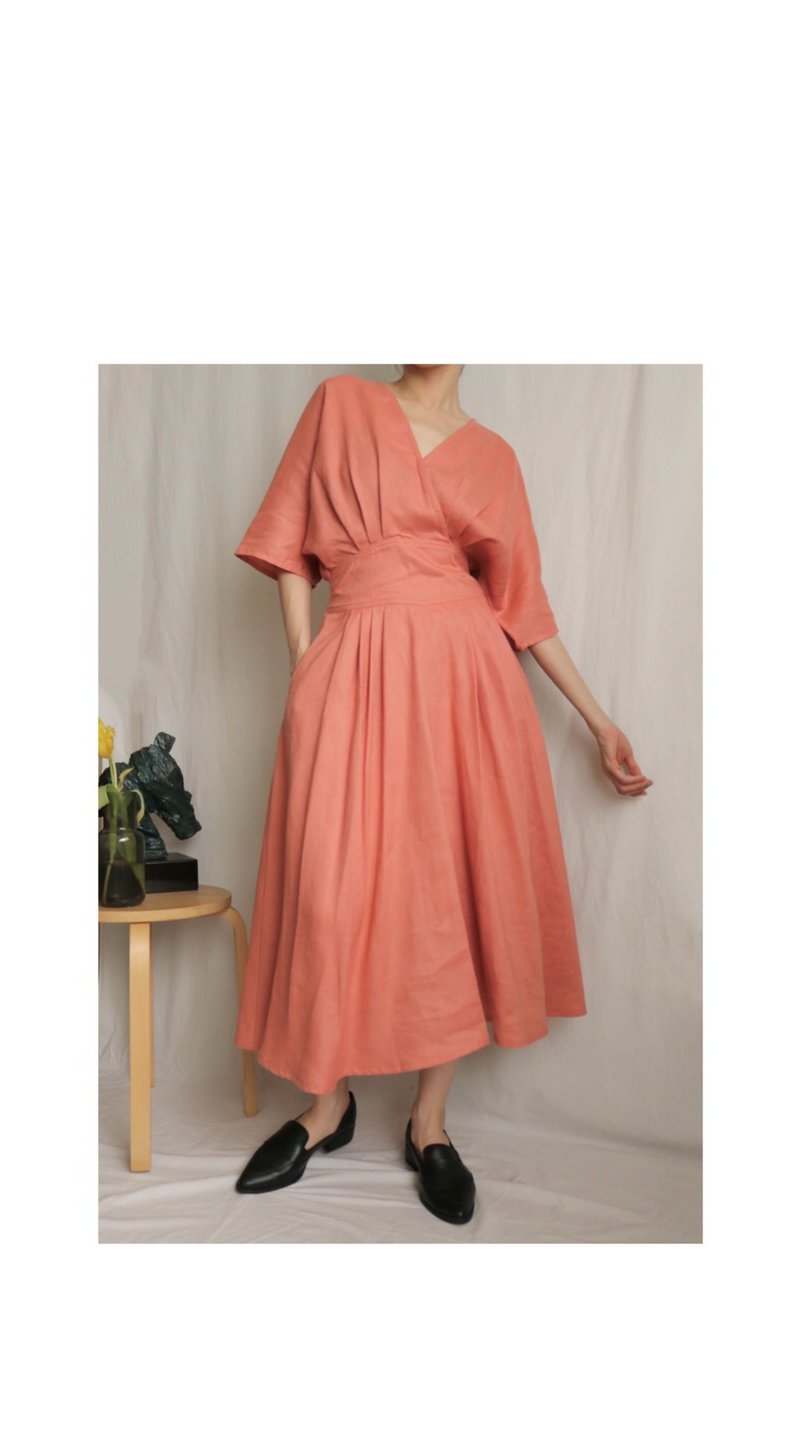 【 下单订制 】Playa Dress 鲑鱼粉 V领裹式 百折 中长 亚麻洋装 - 洋装/连衣裙 - 棉．麻 粉红色