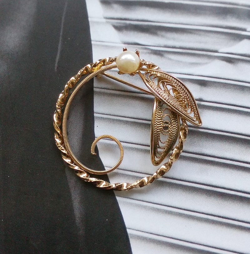 秀气 掐丝  环圈珍珠叶 别针。西洋古董饰品 - 徽章/别针 - 其他金属 金色