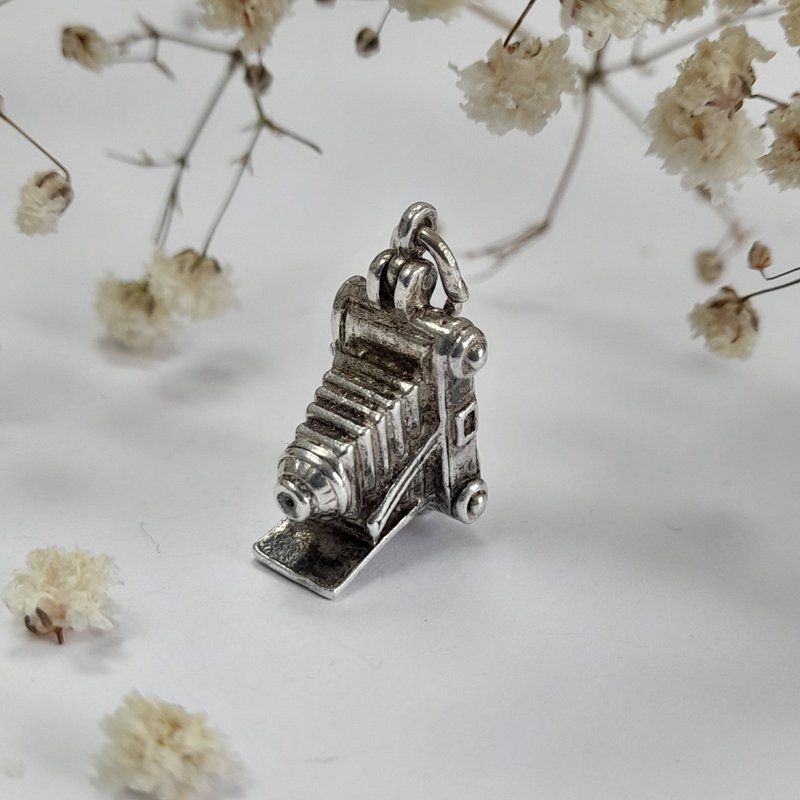 可开阖 英国中古纯银 古董折叠照相机幸运坠饰 - 手链/手环 - 纯银 银色