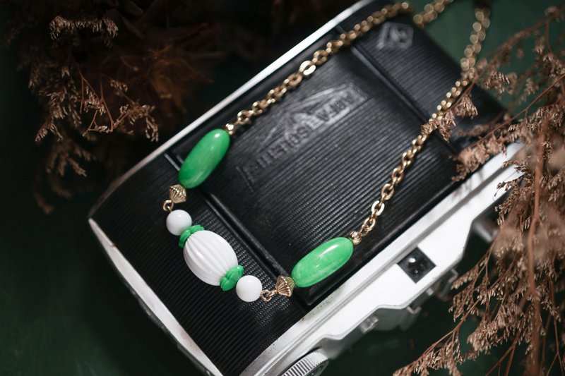 【老饰品/西洋老件】VINTAGE美国AVON绿白小珠子细致古着短项链 - 项链 - 其他金属 绿色