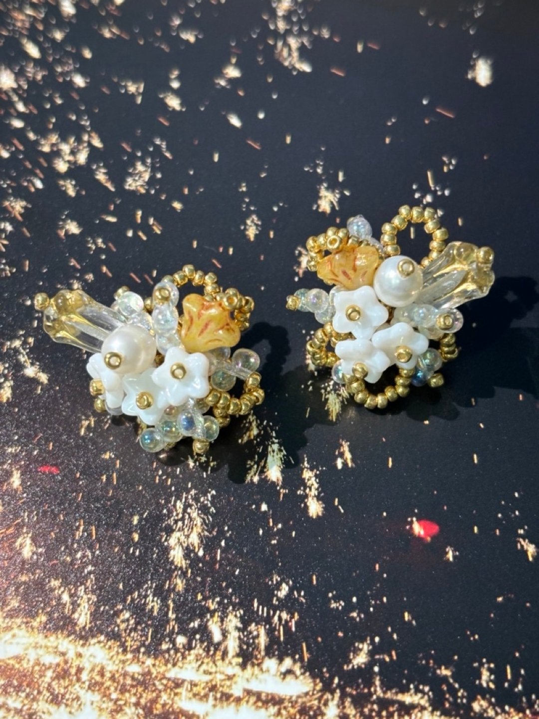 串珠花叢耳釘 原創手作耳飾 串珠花朵耳環 - 耳环/耳夹 - 玻璃 多色