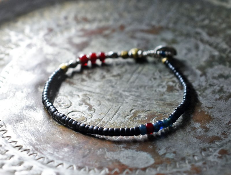 古董血红白色心石、灰蓝色珠、旧钦银与奥里萨黄铜、墨黑珠手链 - 手链/手环 - 玻璃 黑色