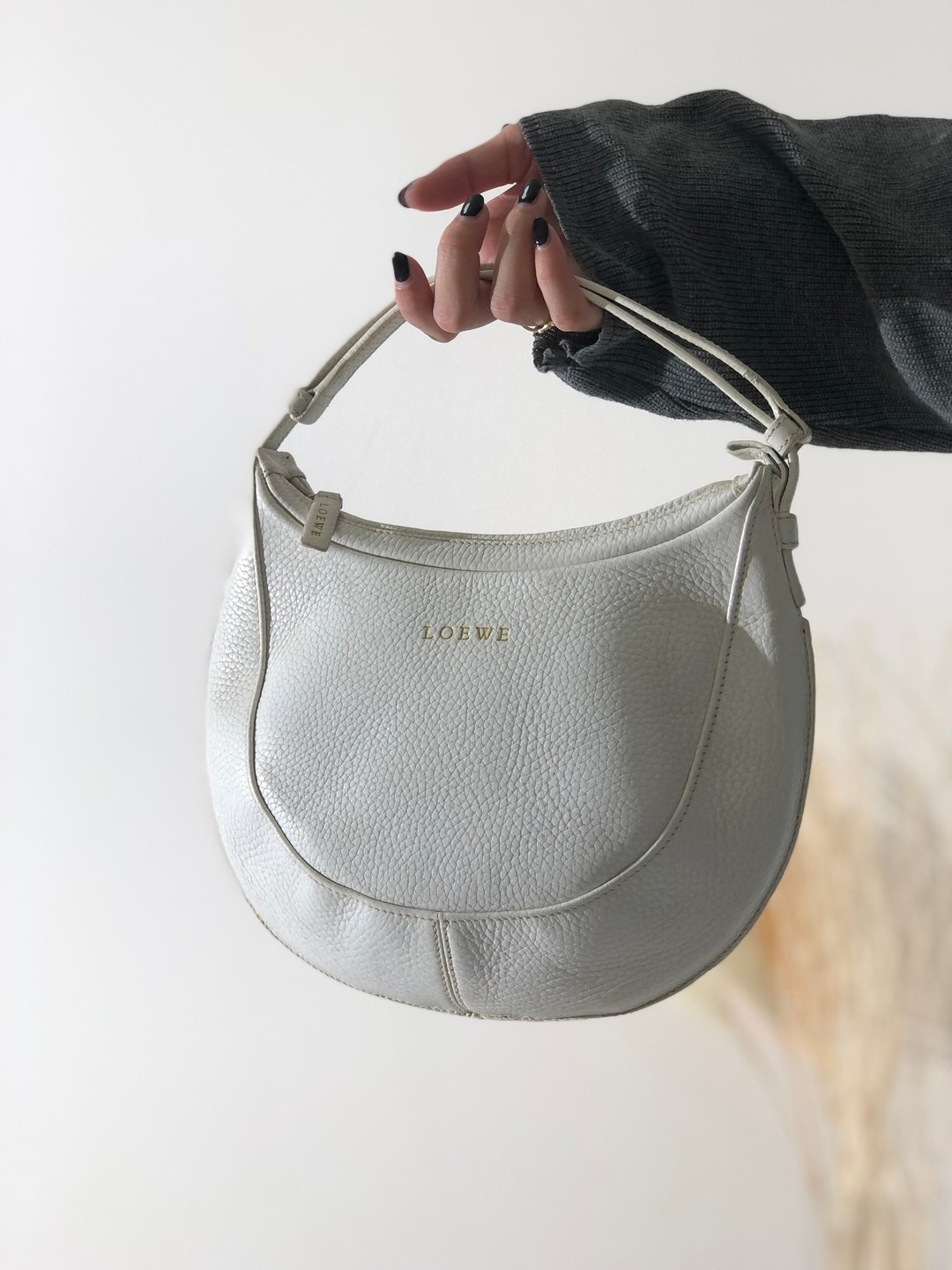 【日本直送，名牌二手包装】LOEWE Logo压花皮革圆形hobo包手提包白复古2rsgb7 - 手提包/手提袋 - 真皮 白色