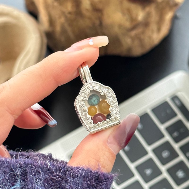 【藏式靈性】精工純銀噶乌盒吊墜 五色寶石裝藏  隨身護身符 - 吊饰 - 纯银 银色