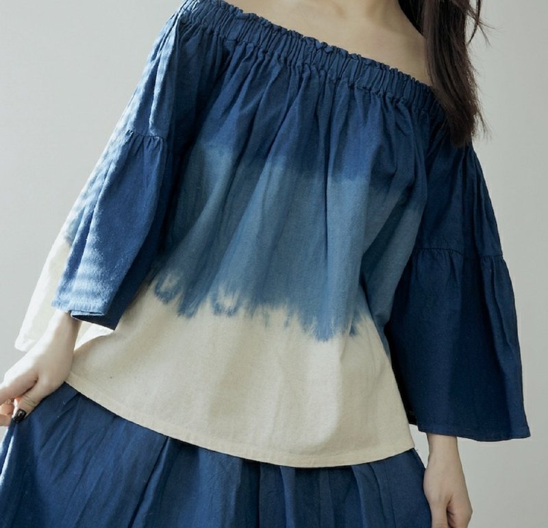 【棉麻手工蓝染】松紧一字领喇叭袖上衣 - 女装上衣 - 棉．麻 蓝色