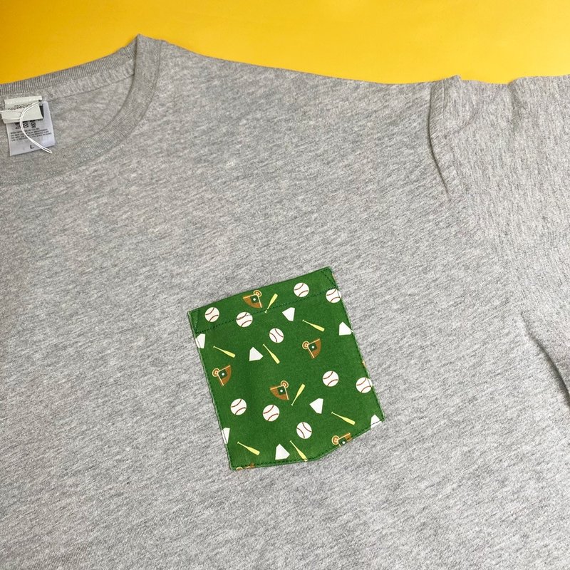 野球のモチーフ柄ビッグシルエットポケットTシャツ ユニセックスS〜XL Tcollector - 女装 T 恤 - 棉．麻 灰色