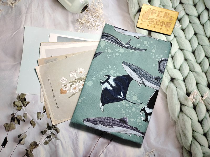 海洋系列-美国限量薄棉布海洋鲨鱼魟鱼共游布书套-布书衣-A5-25K - 书衣/书套 - 棉．麻 