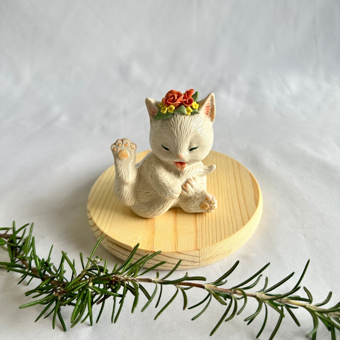 [Ceramic doll] A cat with a cute gesture - 摆饰 - 陶 白色