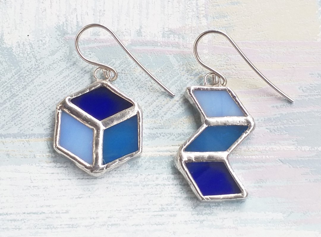 Asymmetric blue stained glass earrings - 耳环/耳夹 - 玻璃 蓝色