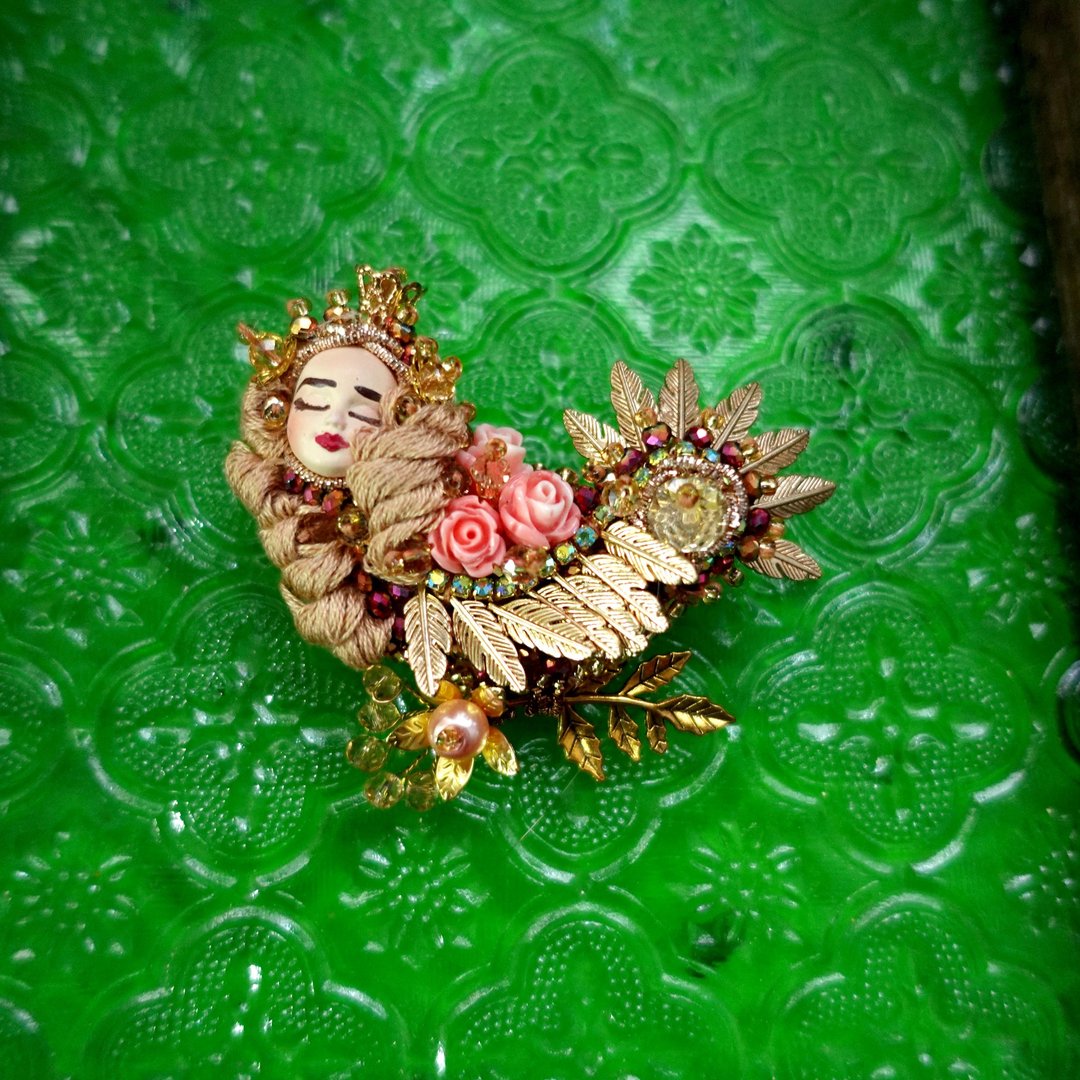 俄罗斯艺术家合作款 钉珠金色小鸟女神胸针 全手工制作 只有一个 - 胸针 - 其他金属 金色