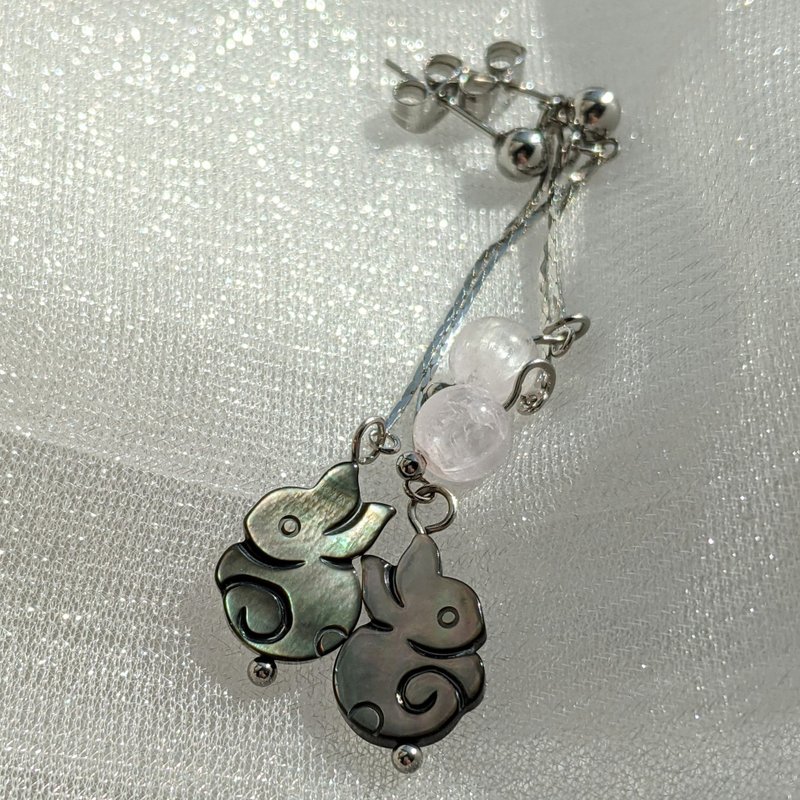 【9 月诞生石×天然贝壳】摇曳的兔子耳饰 - 传递幸福的天然石系列 - 耳环/耳夹 - 贝壳 黑色