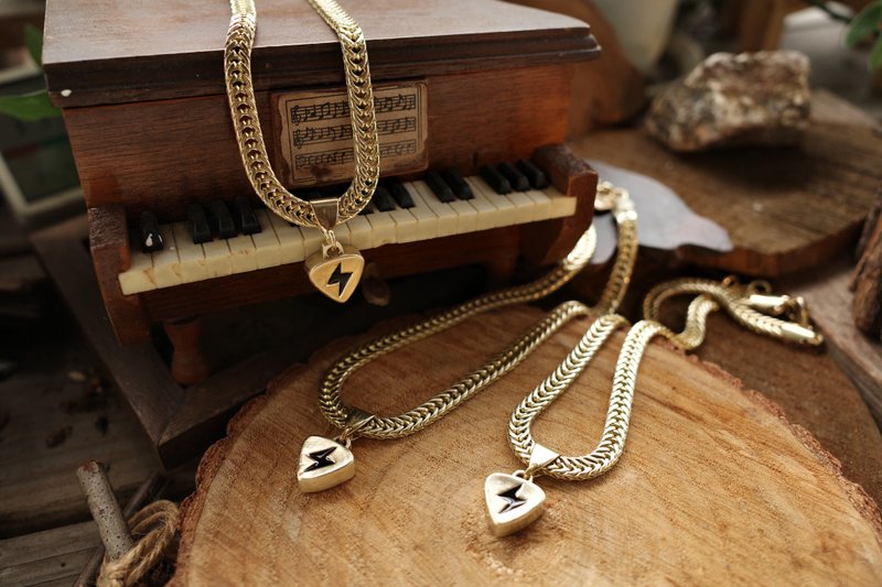 穿过夜空的切面 - PICK闪电项链 - 项链 - 铜/黄铜 金色