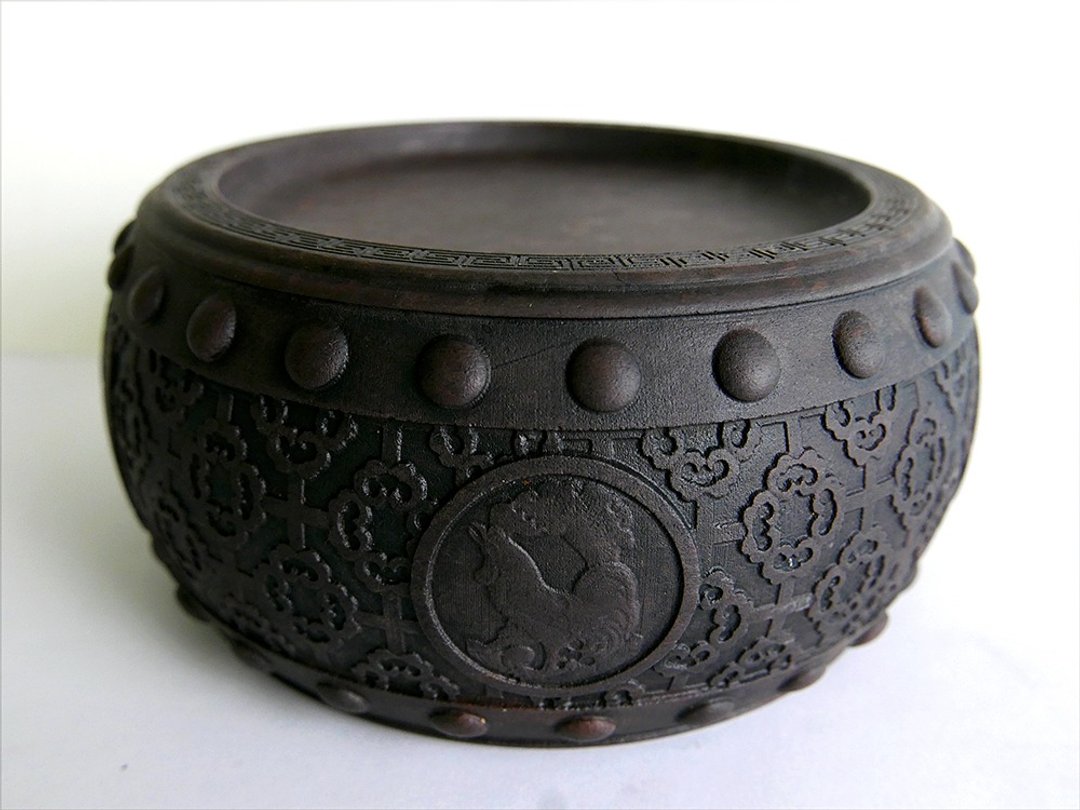 【生肖鼓砚 - 鸡】15cm 双功能 石雕砚台 水盂笔洗-原石端砚名品 - 其他书写用品 - 石头 咖啡色