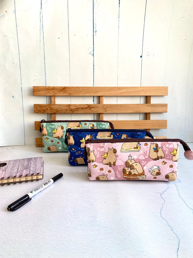 水豚君泡汤三层笔袋 开学 生日交换 毕业 圣诞礼物 - 铅笔盒/笔袋 - 棉．麻 