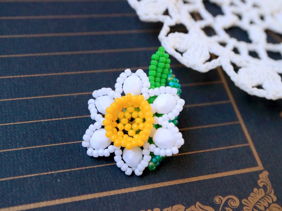 Narcissus broach White flower Flower white Narcissus Narcissus Winter New Year Japanese Czech beads Czech glass Czech beads Bohemia Chalk white Opaque - 胸针 - 玻璃 白色