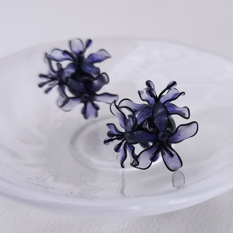 【定制化商品】曼珠沙华-树脂耳环 彼岸花 造花液 水晶花 树脂花 - 耳环/耳夹 - 树脂 紫色