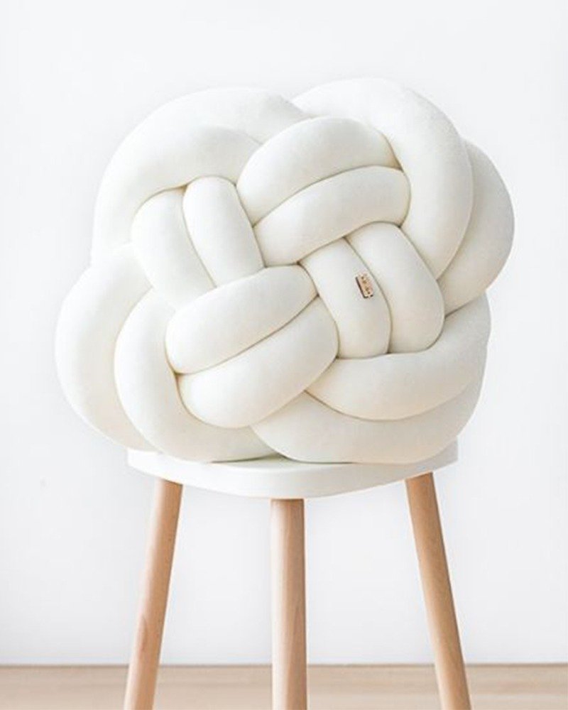 Knot Cushion 缠绕抱枕 - 花朵款纯洁白   乔迁礼物 - 寝具 - 棉．麻 白色