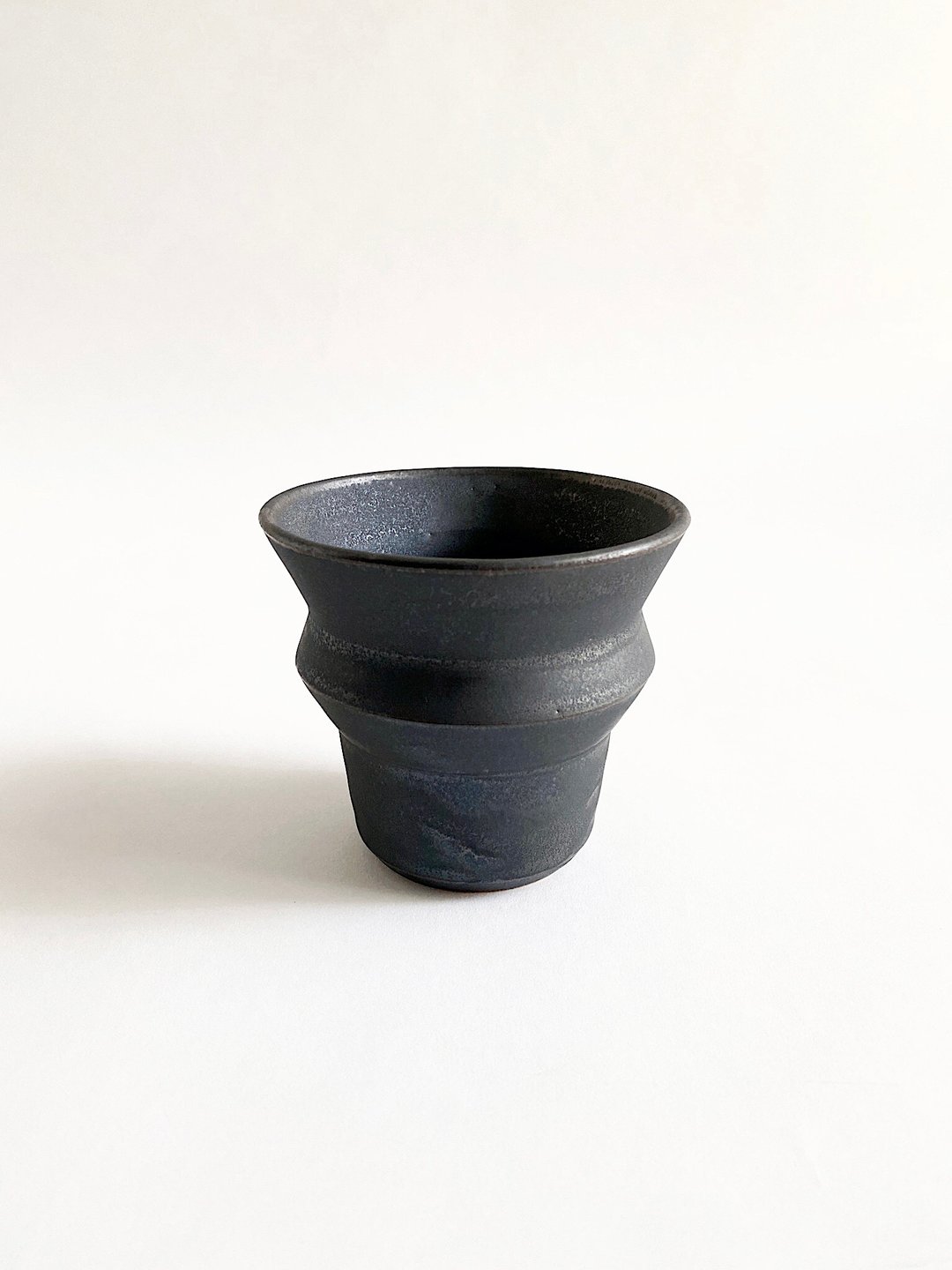 迷雾黑宽口造型盆 - 花瓶/陶器 - 陶 黑色