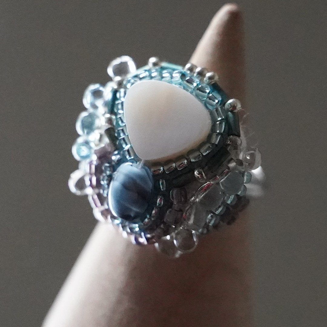 Talking ring 133 Free size bead embroidery ring Shell Oburi ring for scarf closure - 戒指 - 玻璃 蓝色