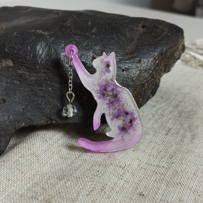 带花的猫胸针。白色猫徽章树脂胸针手工制作。猫爱好者的礼物 - 胸针 - 树脂 白色