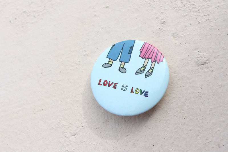 LOVE IS LOVE / 徽章（中） - 徽章/别针 - 纸 