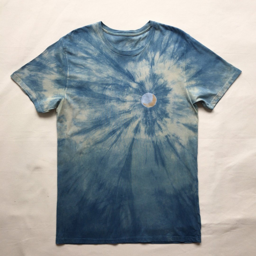 暗夜的弦月 THE MOON TEE 蓝染有机棉 蓝染 型折染 aizome shibori - 女装 T 恤 - 棉 蓝色