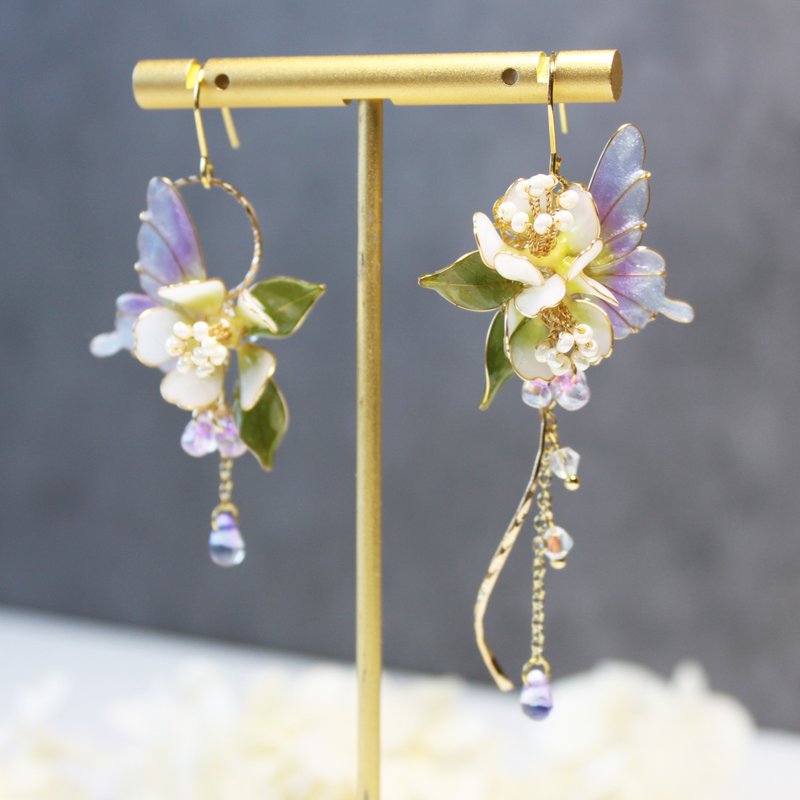 【梨花雨蝶耳环】 不对称耳环 梨花 蝴蝶 耳环 耳夹 - 耳环/耳夹 - 树脂 多色