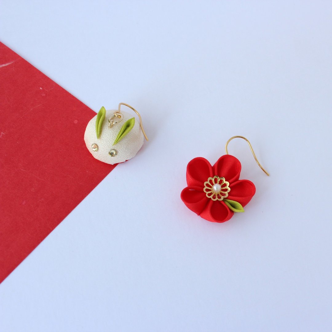 pierced earring/resin pierced earring rabbit and flower - 耳环/耳夹 - 丝．绢 白色