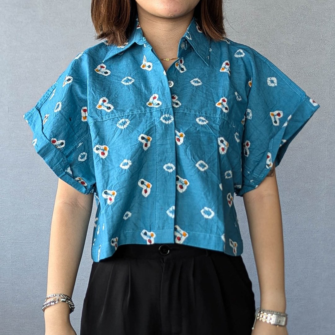 印尼蜡染可爱少女风短版衬衫 PUPUT - 靛青蓝 - PUP009 - 女装上衣 - 棉 蓝色