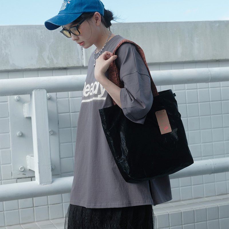 Miyansol韩国皱皱托特包(长背带)-K.黑森林巧克力 防水轻量通勤款 - 侧背包/斜挎包 - 纸 黑色