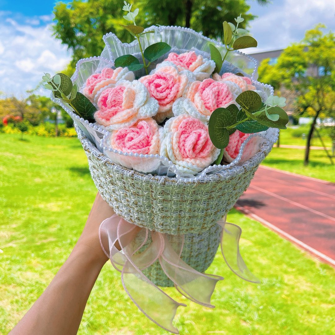情人节礼盒  定制化礼物2026钩织玫瑰花束新奇居家摆件 - 干燥花/捧花 - 棉．麻 多色
