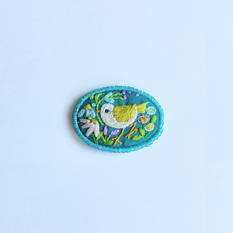 Brooch embroidered with a small bird and flowers - 胸针 - 绣线 