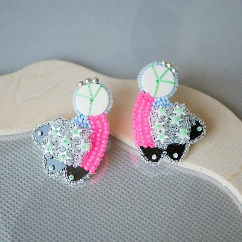 tsububu【预约制作】/珠饰刺绣/微生物/采花 - 耳环, 耳夹 - 耳环/耳夹 - 绣线 粉红色