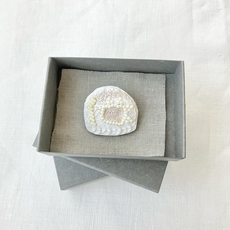 胸针/手工刺绣/2024 白色 008/ 盒装 1 个/ - 胸针 - 棉．麻 白色