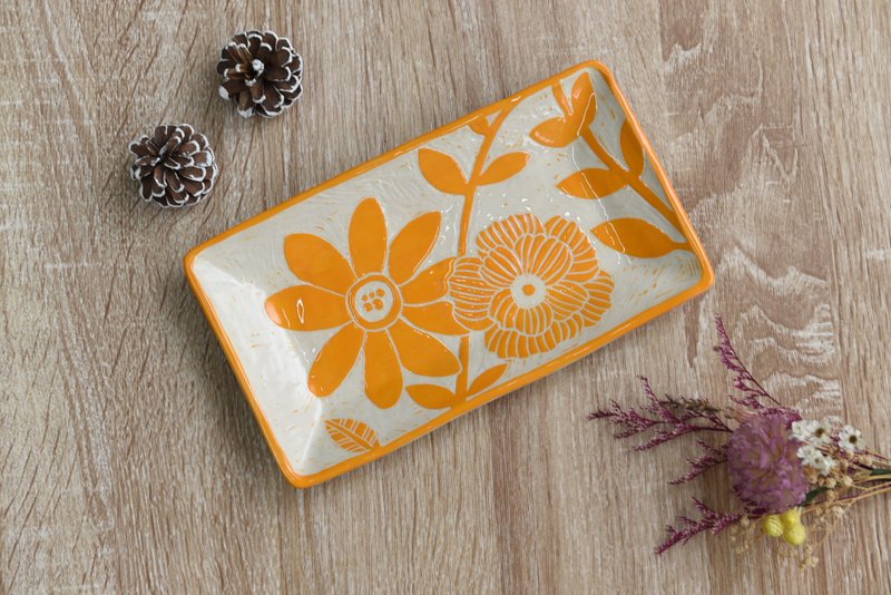 陶艺手作剔花陶盘橘色刻花 - 盘子/餐盘/盘架 - 陶 