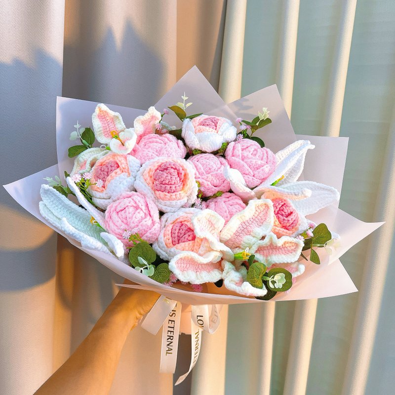 情人节礼盒  手作钩织  粉白花束  永不凋谢百合、玫瑰与满天星 - 干燥花/捧花 - 棉．麻 紫色