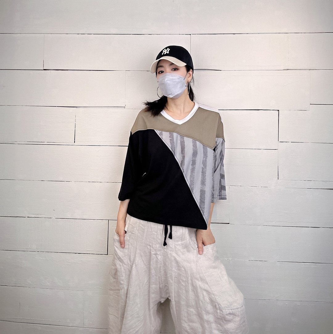 灰条 - V领前短后长拼色上衣 #U1095 - 女装上衣 - 棉．麻 卡其色