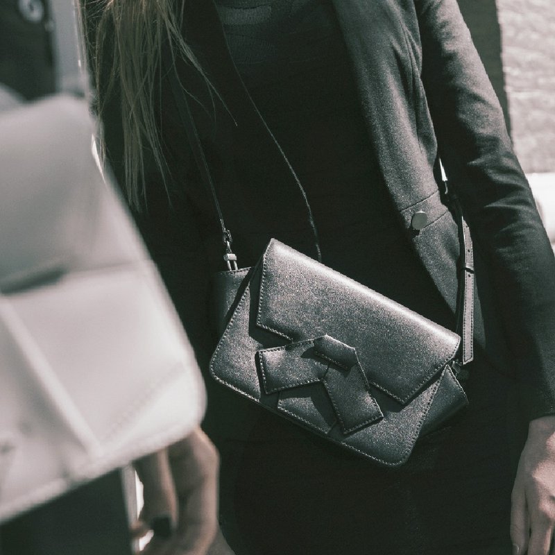 Black child pug shoulder bag - 侧背包/斜挎包 - 人造皮革 黑色