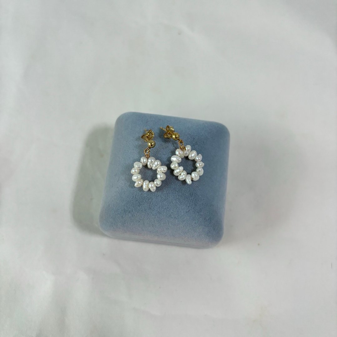 小巴洛克淡水珍珠 圈圈耳环 高皮光 全 14KGF 耳针 - 耳环/耳夹 - 珍珠 白色