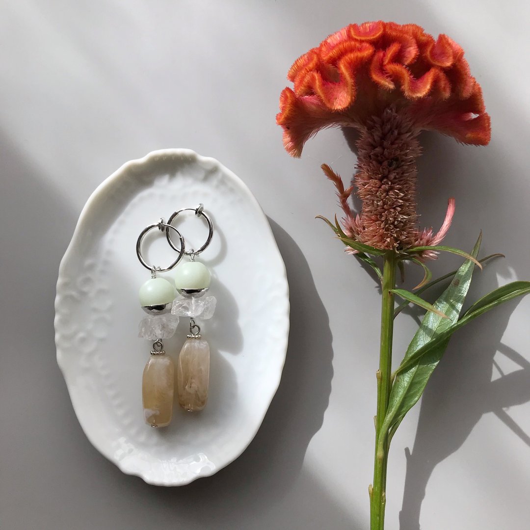 Pale green & beige earrings - 耳环/耳夹 - 压克力 绿色